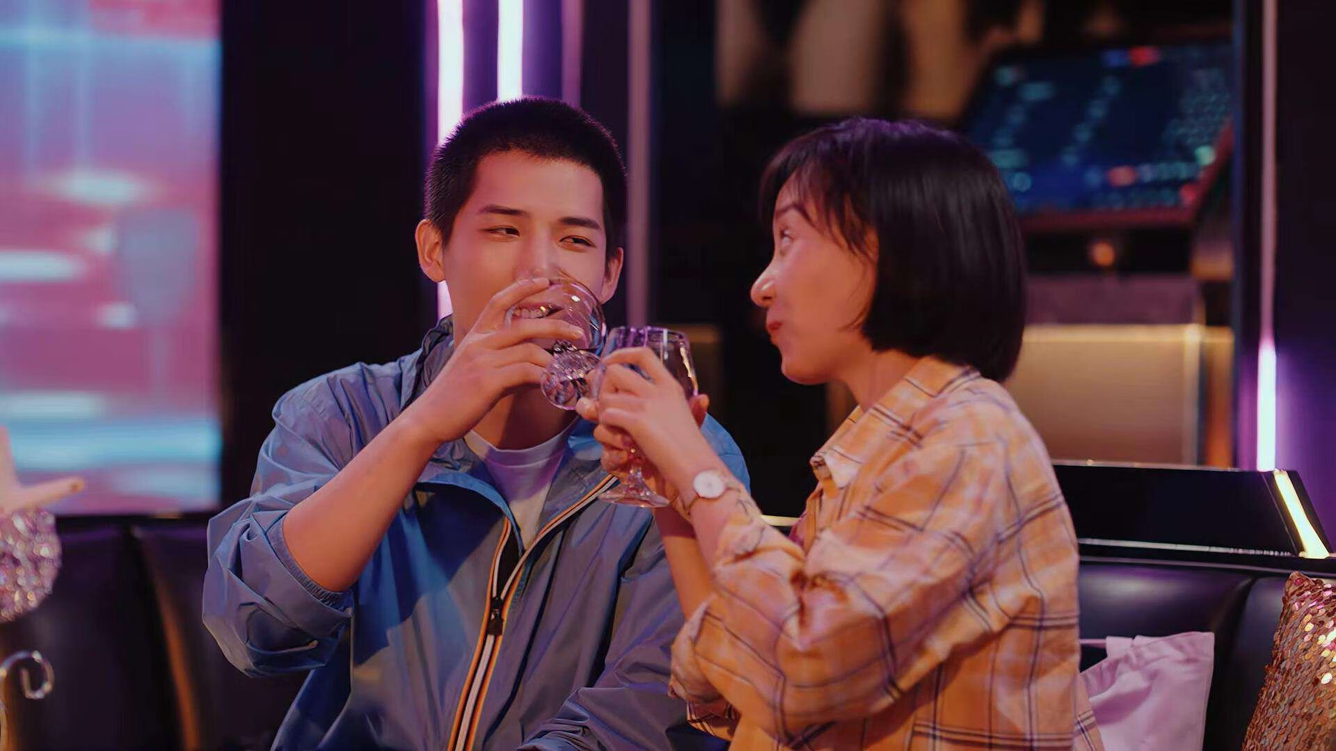 _绿茵场上的高科技:新型场地和设备助力赛事_,绿茵场的照片